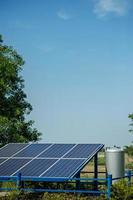 células solares convertem a energia solar do sol em energia. conceito de célula solar com espaço de cópia foto