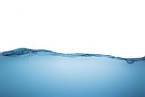 cor da onda da superfície da água azul com bolhas isoladas no fundo branco. foto