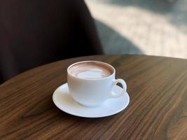 chocolate quente na mesa de madeira foto