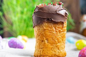 bolo de páscoa cobertura de chocolate pastelaria marrom deleite de páscoa kulich fundo de comida foto