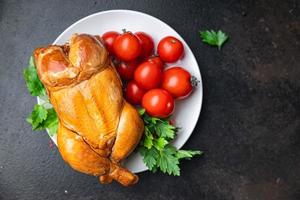 carne de frango assado frito mesa festiva defumado carne de aves inteira foto