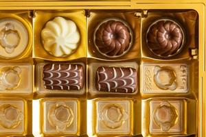 bombons de chocolate em uma caixa chocolates chocolate belga ou suíço foto