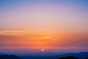 bela cena do nascer do sol crepuscular foto