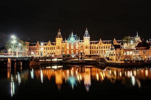 bela noite em amsterdã. iluminação de edifícios e foto