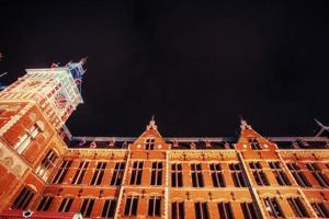 bela vista noturna calma de amsterdã foto