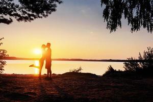 casal na bicicleta ao pôr do sol foto