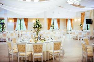 interior de uma decoração de tenda de casamento pronta para convidados foto