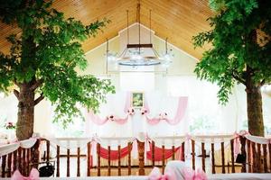 interior de uma decoração de tenda de casamento pronta para convidados foto