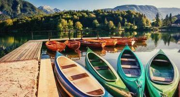 barco no cais cercado de montanhas. fantástico shtrbske pleso foto