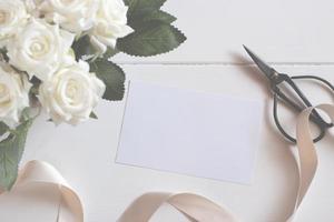 cartão em branco com buquê de flores. foto