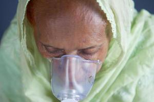 mulheres idosas usando nebulizador contra fundo cinza claro foto