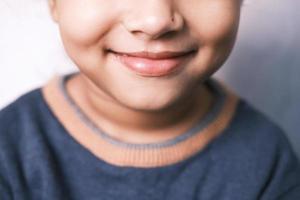 retrato de menina criança olhando para a câmera e rindo. foto