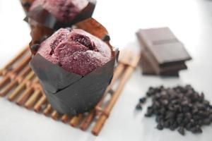 close-up de muffins de chocolate na mesa isolada em preto, foto