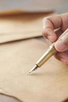 close-up de escrever com caneta-tinteiro em um papel foto
