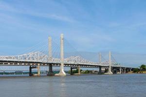 vista das pontes no rio ohio em louisville, kentucky foto