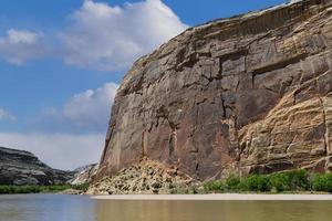 a beleza cênica do colorado. rocha de barco a vapor no rio yampa no monumento nacional dos dinossauros foto