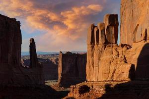viagens e turismo - cenas do oeste dos estados unidos. formações rochosas vermelhas no parque nacional de arcos, utah. foto