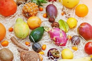 frutas exóticas em fundo de madeira. alimentação saudável dieta alimentar. pitaia, carambola, mamão, abacaxi, manga, maracujá, tamarindo e outros. foto