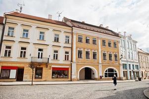 menino fazendo foto por telefone na histórica mikulov, moravia, república tcheca. velha cidade europeia.