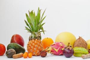 frutas exóticas isoladas no fundo branco. alimentação saudável dieta alimentar. pitaia, carambola, mamão, abacaxi, manga, maracujá, tamarindo e outros. foto