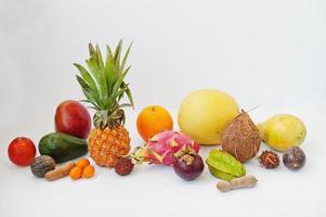 frutas exóticas isoladas no fundo branco. alimentação saudável dieta alimentar. pitaia, carambola, mamão, abacaxi, manga, maracujá, tamarindo e outros. foto