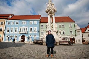 menino no histórico Mikulov, Morávia, República Tcheca. velha cidade europeia. foto