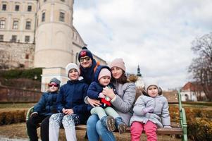 família caminhando no castelo histórico de mikulov, moravia, república tcheca. velha cidade europeia. foto