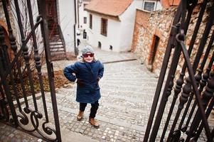 menino no castelo histórico de mikulov, moravia, república tcheca. velha cidade europeia. foto