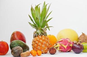 frutas exóticas isoladas no fundo branco. alimentação saudável dieta alimentar. pitaia, carambola, mamão, abacaxi, manga, maracujá, tamarindo e outros. foto