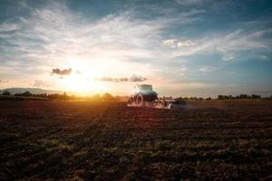 máquina trabalhando na fazenda foto