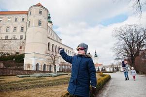 menino no castelo histórico de mikulov, moravia, república tcheca. velha cidade europeia. foto
