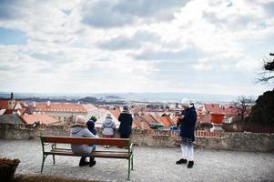 família caminhando no castelo histórico de mikulov, moravia, república tcheca. velha cidade europeia. foto