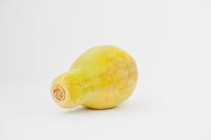 mamão de frutas exóticas ou mamão isolado no fundo branco. alimentação saudável dieta alimentar. foto