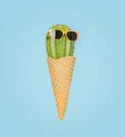 casquinha de sorvete com um cacto com óculos de sol foto