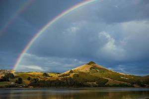 arco-íris duplo sobre a península de otago foto