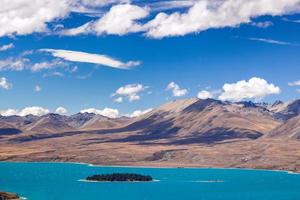 vista panorâmica da ilha motuariki no colorido lago tekapo foto