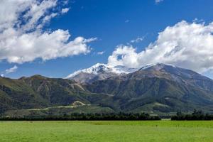 vista panorâmica da zona rural ao redor de mount hutt na nova zelândia foto