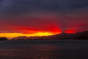 pôr do sol sobre pilot bay na nova zelândia foto