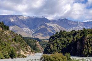 vista do leito seco do rio rakaia no verão foto