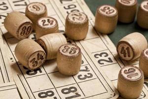 jogo de mesa bingo. barris de loteria de madeira com saco, cartas de baralho para jogos de loteria, jogos para a família. foto