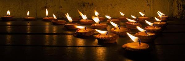 acenda uma vela no chão, conceito de luto pelos mortos com velas quentes. foto
