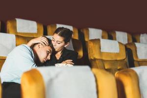 jovem adulto caucasiano homem e mulher casal de negócios assistindo cinema foto