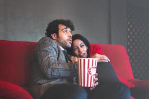 homem e mulher assistindo a um filme de suspense. foto