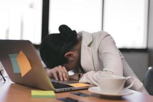 fundo com mulher de negócios asiática esgotada tentou e trabalho de formulário de sono. foto