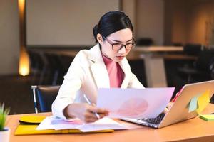 negócios trabalhando mulher asiática com óculos no escritório. foto