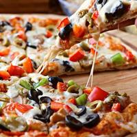 pizza, recém-assada, recém-saída do forno. comida italiana, foto