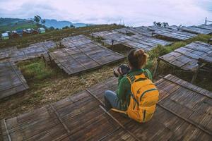 mulheres asiáticas viajam relaxam no feriado. fotografar paisagem na montanha. Tailândia foto