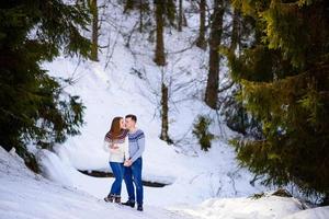 retrato de moda ao ar livre do jovem casal sensual em wather frio de inverno. amor e beijo foto