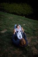 jovem pai se divertindo com sua filha no parque foto