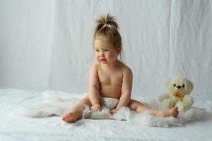 menina de dez meses está brincando com um brinquedo foto